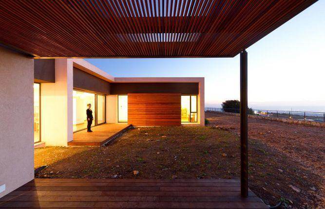 שימוש בחיפוי עץ, פרגולות ורפפות עץ בחזית הבית. עיצוב: saab-architects