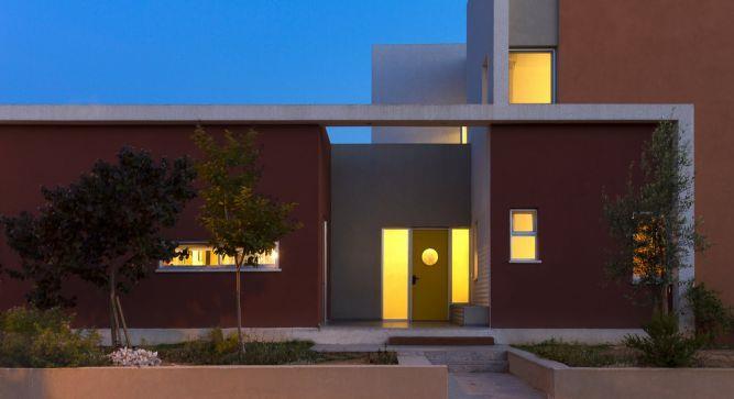 מבט אל הכניסה לבית, הכוללת שילוב של צורות גיאומטריות ותאורה. עיצוב של saab architects 