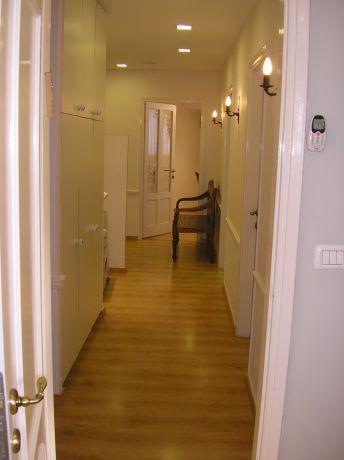 מסדרון ארוך ומעברים לחדרים במשרד עו"ד בת"א