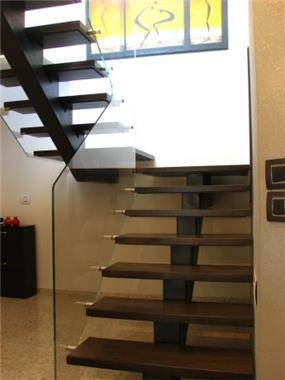 גרם מדרגות פלדה זכוכית ועץ- אדר' פרימה ברק