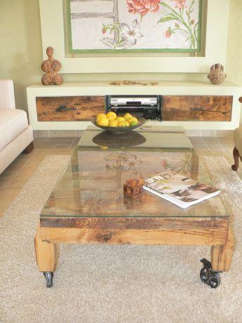 שולחן מעץ אלון גושני שמייצר מראה ביתי לסלון.רויטל רודצקי