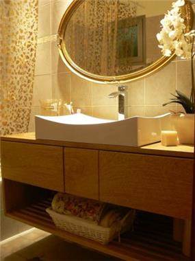 רויטל רודצקי - חדר אמבטיה - ארון מרחף מעץ מלא