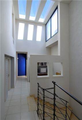 חדר מדרגות ומסדרון - לימור שילוני - עיצוב ואדריכלות פנים