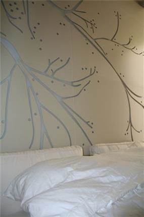 חדר שינה עם תאורה ייחודית בתכנון רמה דותן וערן בינדרמן, דו אדריכלים