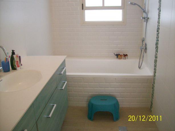 צבעוניות נעימה בפס דקורטיבי על האמבט והארון. עיצוב: רוית קשטן ארצי