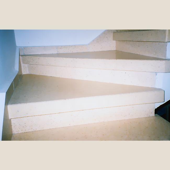 מדרגות מוזאיקה פודסט עם מדרגות משולשות 
