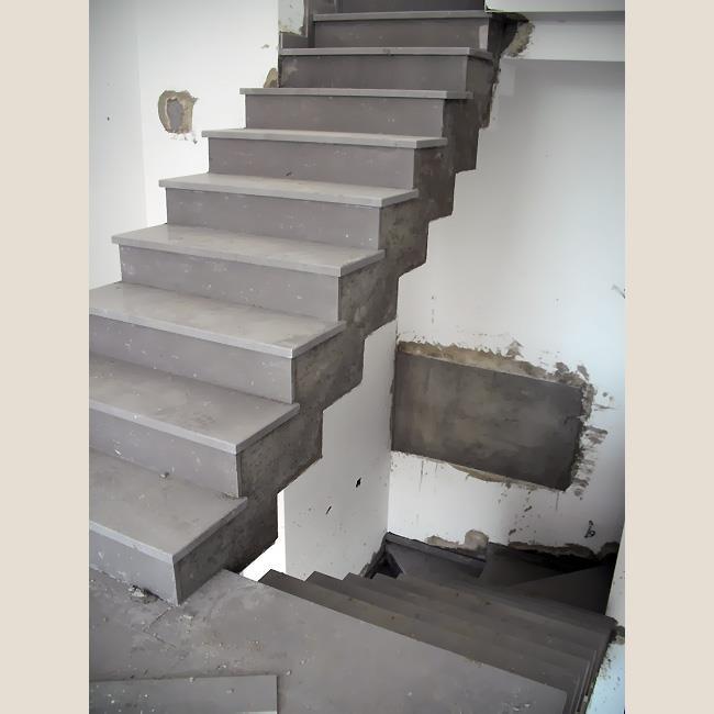 חיפוי שיש במדרגות וילה פרטית- תהליך בניה, בני מדרגות