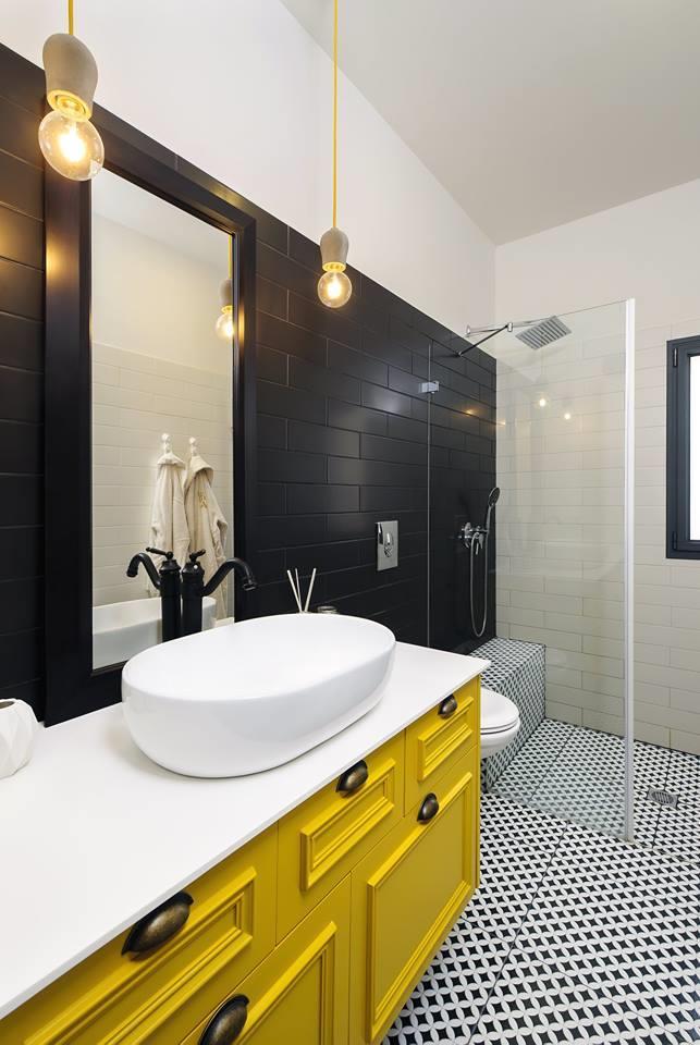 חדר אמבטיה מעוצב בנגיעות של צהוב ושחור 