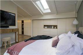 חדר שינה מעוצב במראה חמים 
