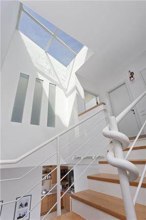 עיצוב בית מודרני ברמת החייל - מבט נוסף לגרם המדרגות 