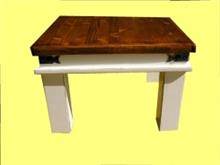 שולחן עץ קטן בסגנון פרובנס
