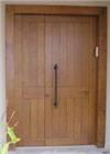 דלתות כניסה לבית לידור בצבע עץ