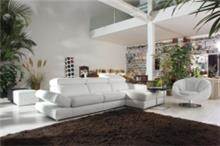 ספת עור שזלונג לבנה וכורסא רטרו מבית דיזיין אנד דיבאני   Design and Divani 