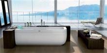 אמבטיה לבנה בעיצוב נקי