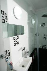 חדר אמבט מעוצב עם עיטורי דקור