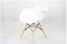 כסא לבן עם רגלי עץ