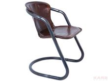 כסא עשוי עור