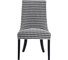 כיסא שחור לבן