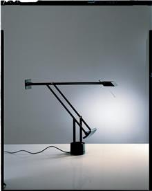 מנורת שולחן שחורה