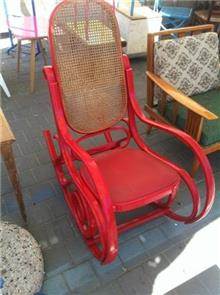 כסא נדנדה אדום מבית retro gallery - רטרו גלרי