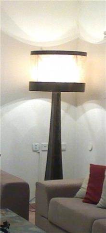 מנורה עומדת עם אהיל