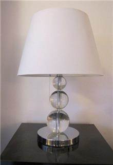 מנורת שולחן לבנה
