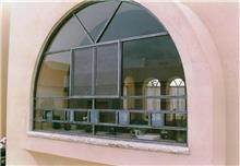 חלון בלגי מקושת מבית רוםסן - אומנות הפרופיל הבלגי