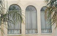 חלונות בלגיים קשתיים מבית רוםסן - אומנות הפרופיל הבלגי