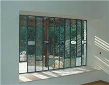 חלון בלגי עם ספסל מבית רוםסן - אומנות הפרופיל הבלגי