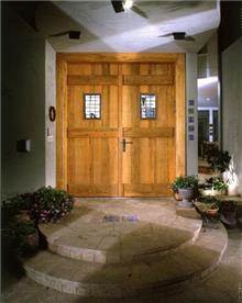 דלת עץ גדולה מבית madera living style