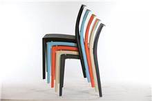 כסאות צבעוניים