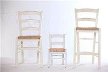 כסאות בגדלים שונים