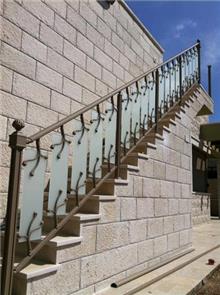 מעקות למדרגות בשילוב זכוכית