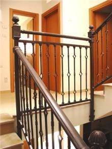 מעקות למדרגות בחום מבית טרלידור