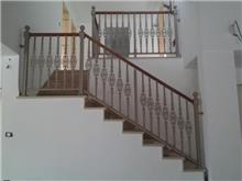 מעקה מעוצב מעץ מבית טרלידור