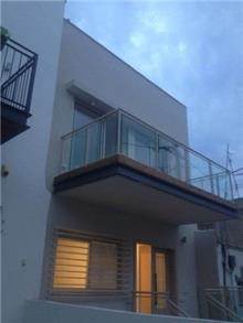 מעקות זכוכית למרפסת