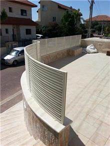 מעקה פרופיל בגוון לבן מבית טרלידור