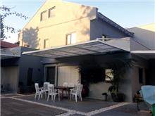 פרגולה לבנה להצללה