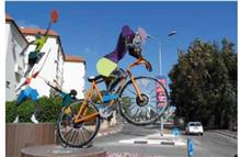 פסל חוץ רוכב אפניים מבית ראובן גפני - Reuven Gafni