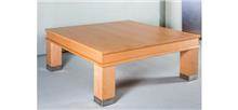 שולחן מרובע מעץ מייפל