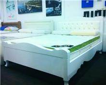 מיטה זוגית בצבע לבן