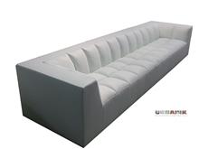 ספה לבנה בעיצוב מודרני