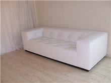 ספה לבנה בעיצוב קפיטונאז