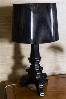 מנורת שולחן שחורה מבית רזיאל תאורה