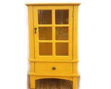 ארונית צהובה עם דלת זכוכית