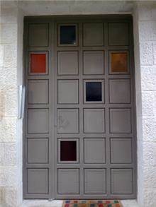 דלת כניסה בעיצוב צבעוני