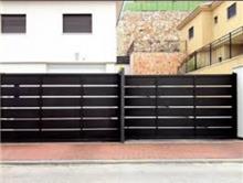 שער בצבע שחור מבית עולם הגידור - תכנון ויצור גדרות