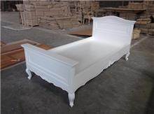 מיטת יחיד לבנה