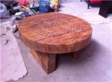 שולחן עץ מעוטר