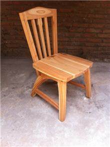כסא מעץ אלון